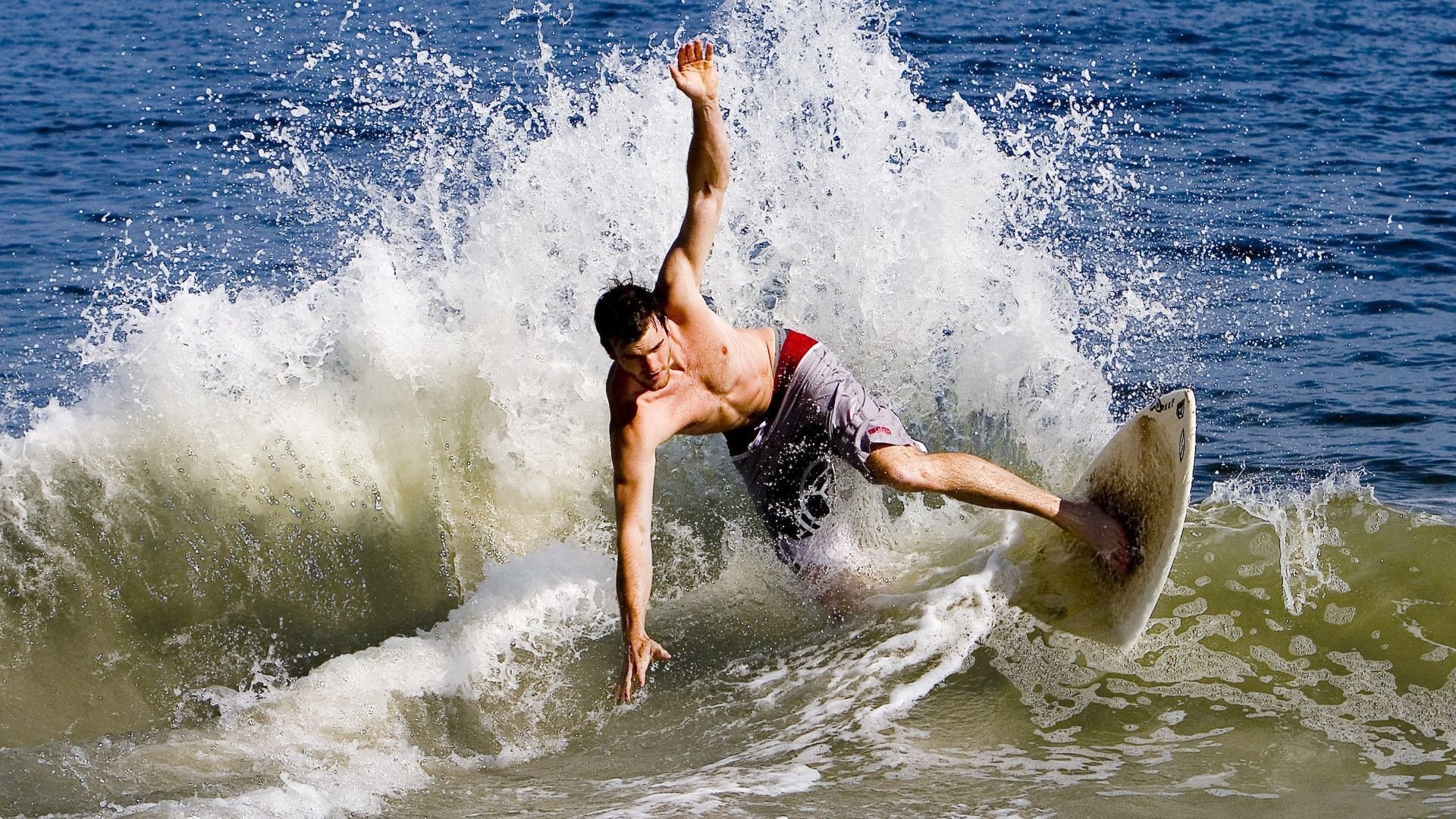 世界杯八强：日本对巴西 赛前日本球迷在看台展开“我们也会做梦”的巨幅标语